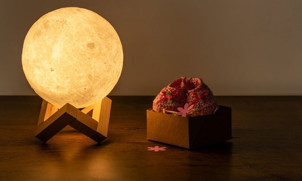 How to Use a Moon Lamp