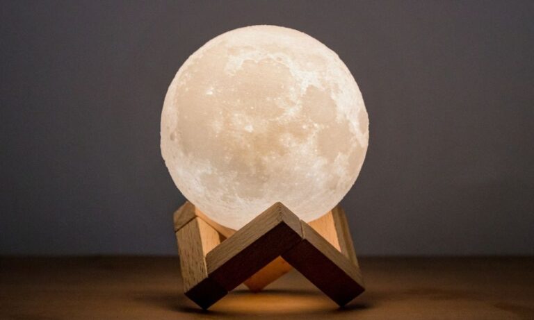 What is a moon lamp